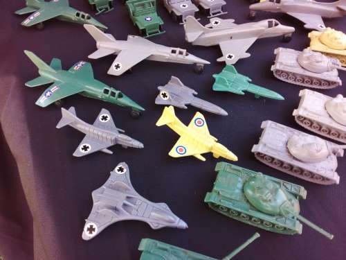 VINTAGE MILATARY TOYS`