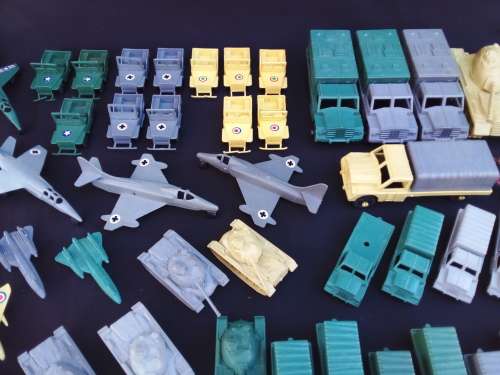 VINTAGE MILATARY TOYS`