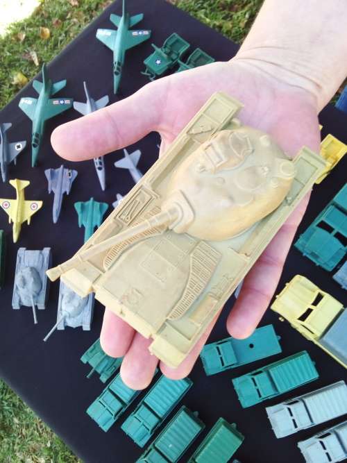 VINTAGE MILATARY TOYS`