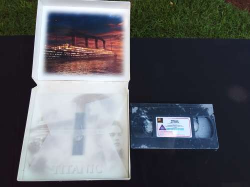 Titanic VHS Collector`s Edition 1998 Inc Tape 8 Collector Cards 35mm Film Cell  - BRAND NEW