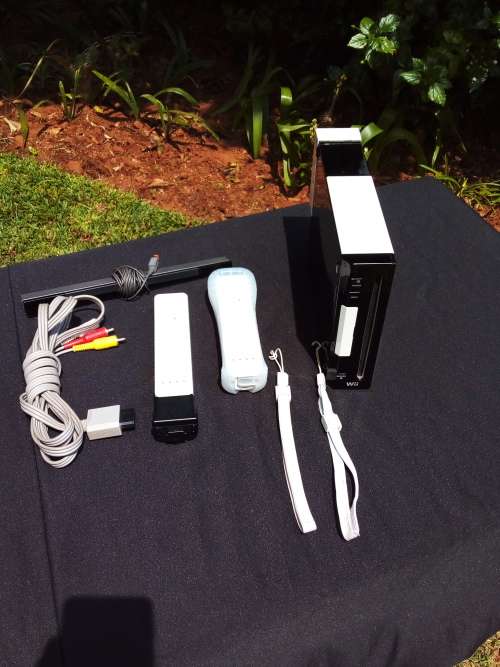 Wii Nintendo RVL-001 - BLACK AND WHITE CONSOLE - 2 X Remote Controllers - Original Power Supply etc