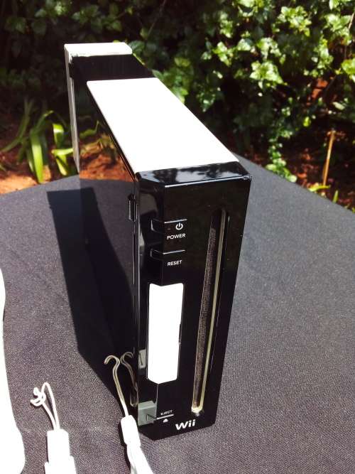 Wii Nintendo RVL-001 - BLACK AND WHITE CONSOLE - 2 X Remote Controllers - Original Power Supply etc