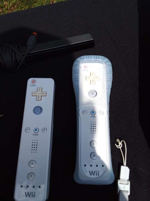 Wii Nintendo RVL-001 - BLACK AND WHITE CONSOLE - 2 X Remote Controllers - Original Power Supply etc