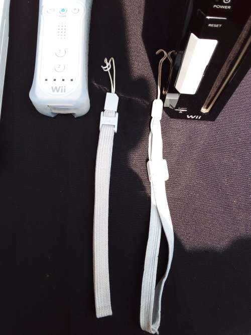Wii Nintendo RVL-001 - BLACK AND WHITE CONSOLE - 2 X Remote Controllers - Original Power Supply etc
