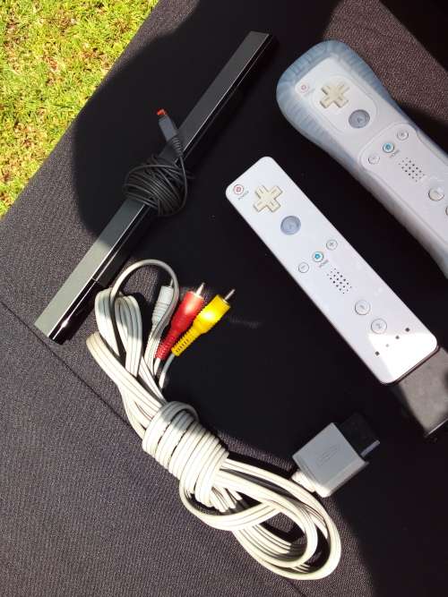 Wii Nintendo RVL-001 - BLACK AND WHITE CONSOLE - 2 X Remote Controllers - Original Power Supply etc