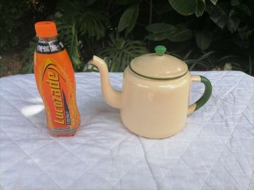 VINTAGE STUNNING H & H GORGEOUS ENAMEL - 1,5 L TEA/COFFEE POT - CREAM AND GREEN