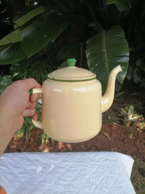 VINTAGE STUNNING H & H GORGEOUS ENAMEL - 1,5 L TEA/COFFEE POT - CREAM AND GREEN