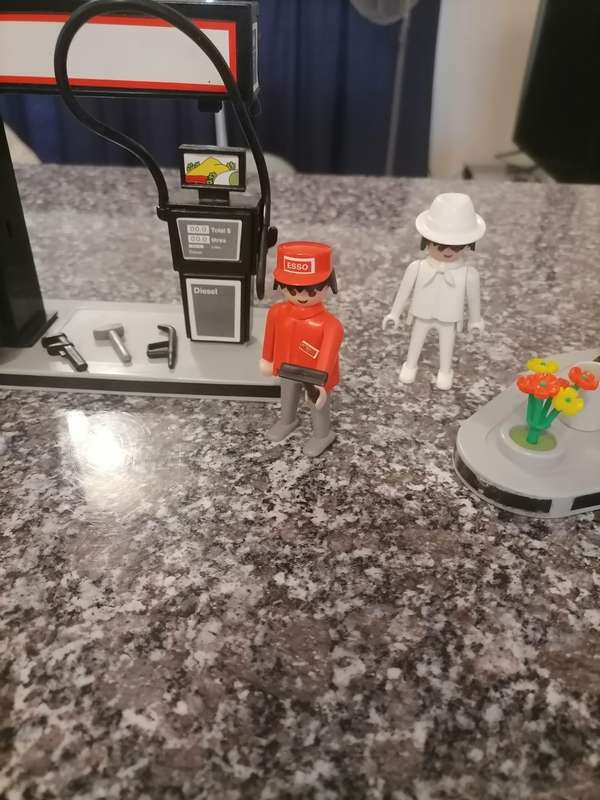 Vintage Playmobil ESSO GAS STATION, Vintage Playmobil Set, 1981 - 4 Figures (1974-1981)