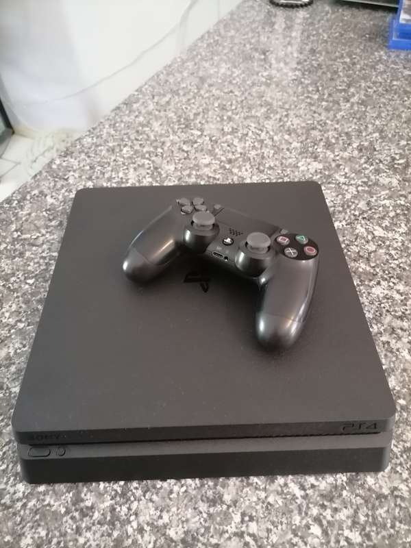 1 TB SLIM PS4 CONSOLE WITH PS4 CONTROLLER - NEAR MINT CONDITION - SAME DAY SHIPPING