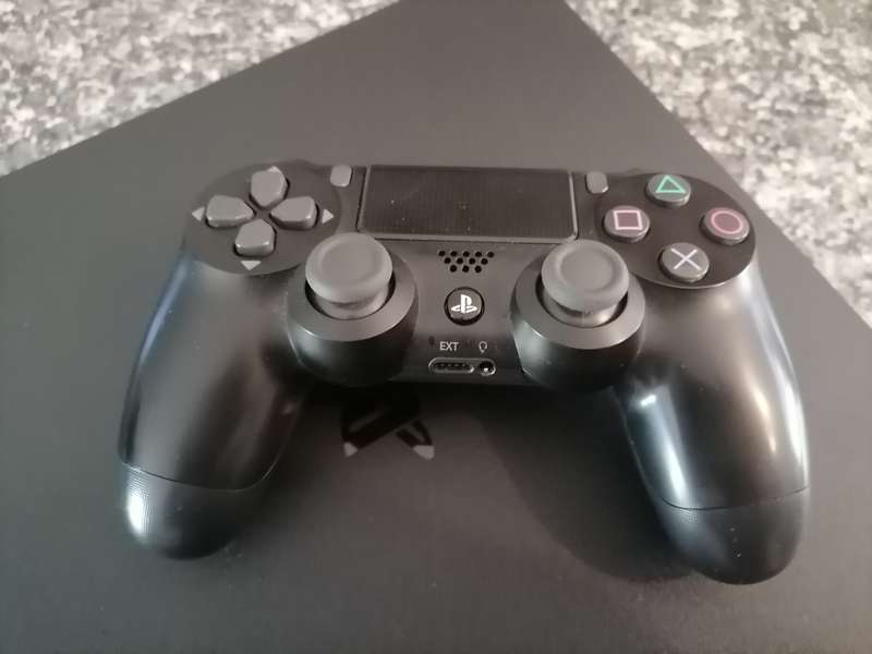 1 TB SLIM PS4 CONSOLE WITH PS4 CONTROLLER - NEAR MINT CONDITION - SAME DAY SHIPPING