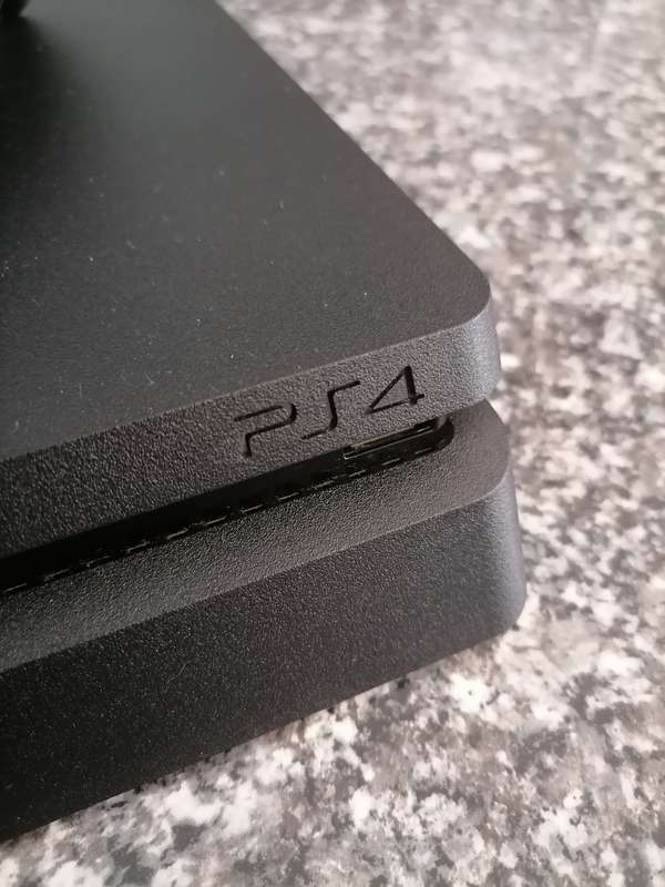 1 TB SLIM PS4 CONSOLE WITH PS4 CONTROLLER - NEAR MINT CONDITION - SAME DAY SHIPPING
