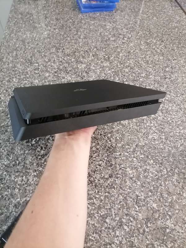1 TB SLIM PS4 CONSOLE WITH PS4 CONTROLLER - NEAR MINT CONDITION - SAME DAY SHIPPING