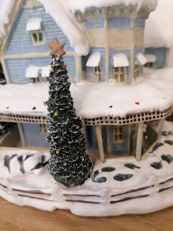 Thomas Kinkades Village Christmas by HAWTHORNE Village - Holiday Bed And Breakfast - RESIN - A2670