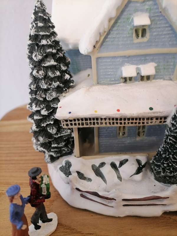 Thomas Kinkades Village Christmas by HAWTHORNE Village - Holiday Bed And Breakfast - RESIN - A2670