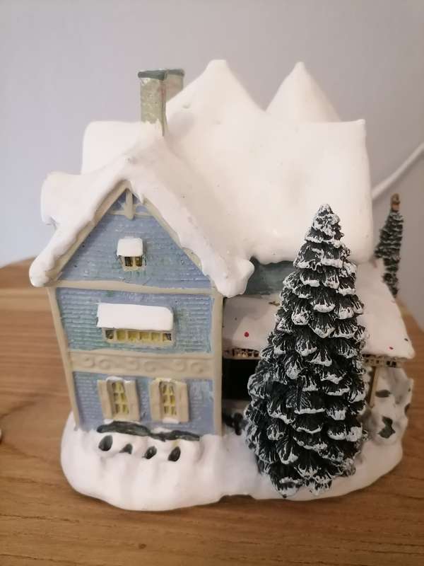 Thomas Kinkades Village Christmas by HAWTHORNE Village - Holiday Bed And Breakfast - RESIN - A2670