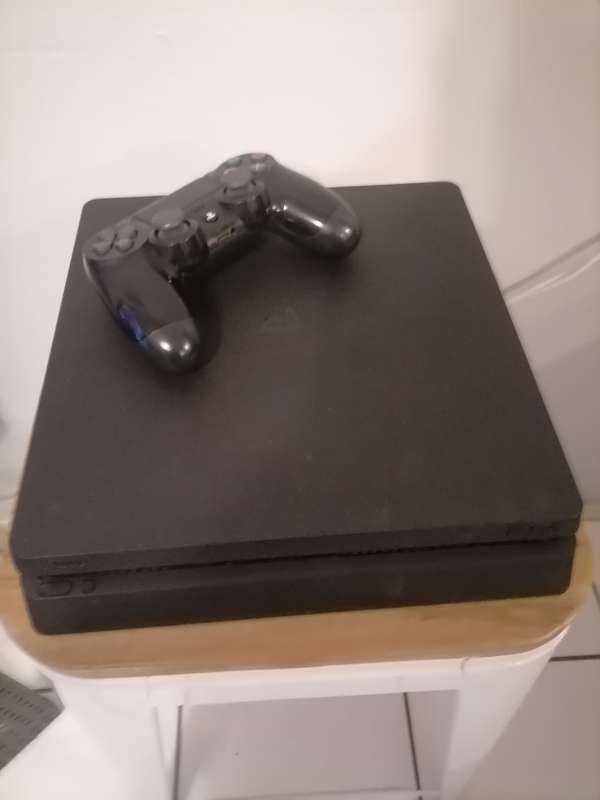 SONY PS4 SLIM 500GB HARD DRIVE WITH PS4 CONTROLLER 100% ORIGINAL & WORKING