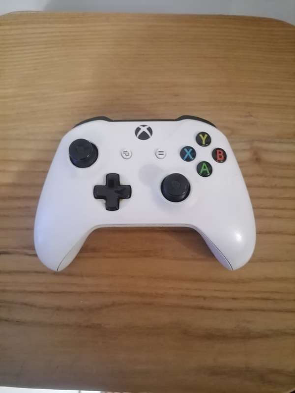 XBOX ONE CONTROLLER - NOT TESTED FOR SPARES OR REPAIRS