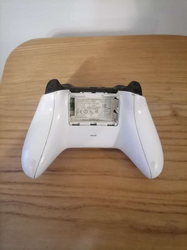 XBOX ONE CONTROLLER - NOT TESTED FOR SPARES OR REPAIRS