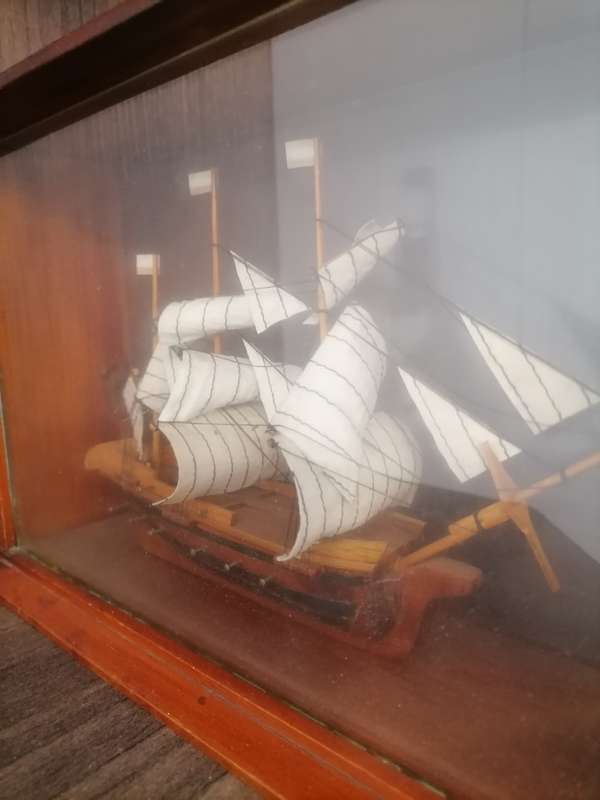 UNUSUAL MODEL SHIP IN GLASS & WOOD : GORGEOUS ITEM!!!