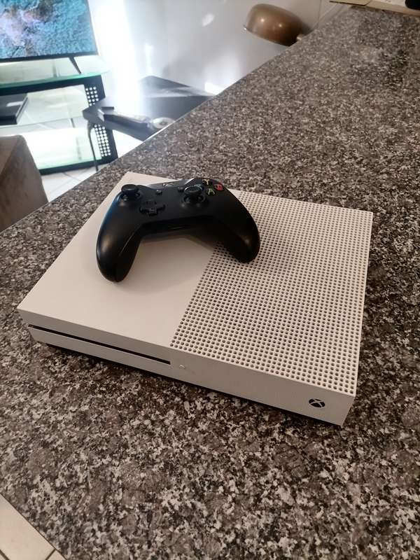 Xbox S - 500 GB HDD - 100% WORKING - WITH Remote Controller, Power Supply & GAME GRAND THEFT AUTO 5