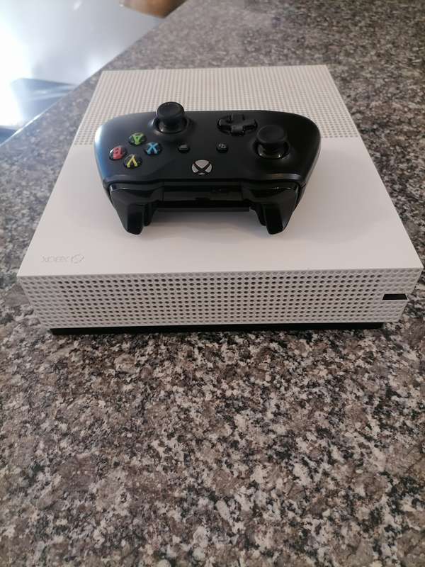 Xbox S - 500 GB HDD - 100% WORKING - WITH Remote Controller, Power Supply & GAME GRAND THEFT AUTO 5