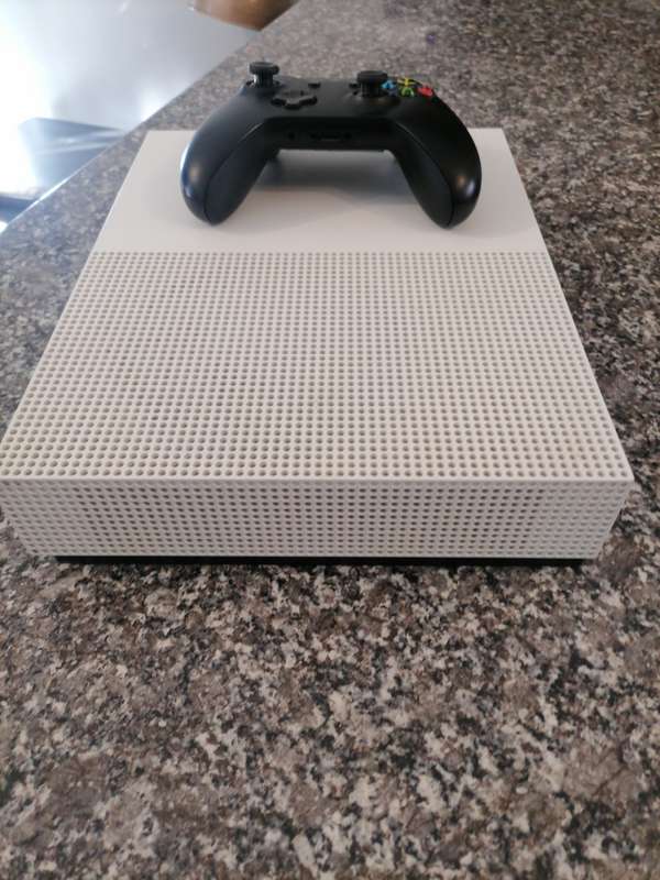 Xbox S - 500 GB HDD - 100% WORKING - WITH Remote Controller, Power Supply & GAME GRAND THEFT AUTO 5