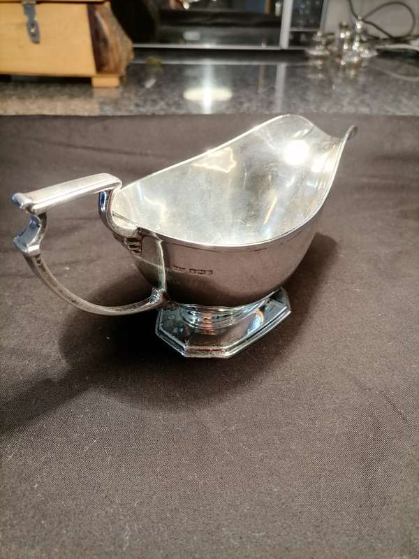 200g - Hallmarked Sterling Silver Gravy/Sauce Boat mappin & Webb shield field london