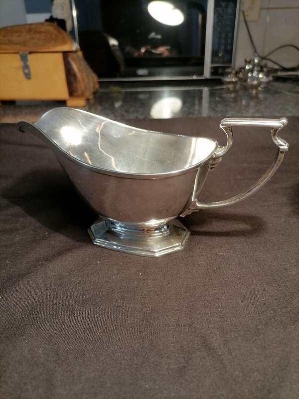 200g - Hallmarked Sterling Silver Gravy/Sauce Boat mappin & Webb shield field london