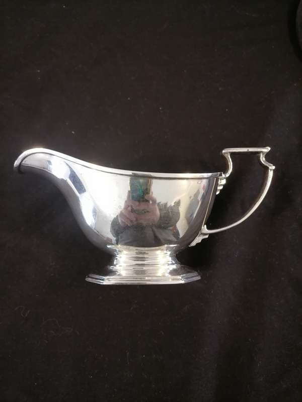 200g - Hallmarked Sterling Silver Gravy/Sauce Boat mappin & Webb shield field london