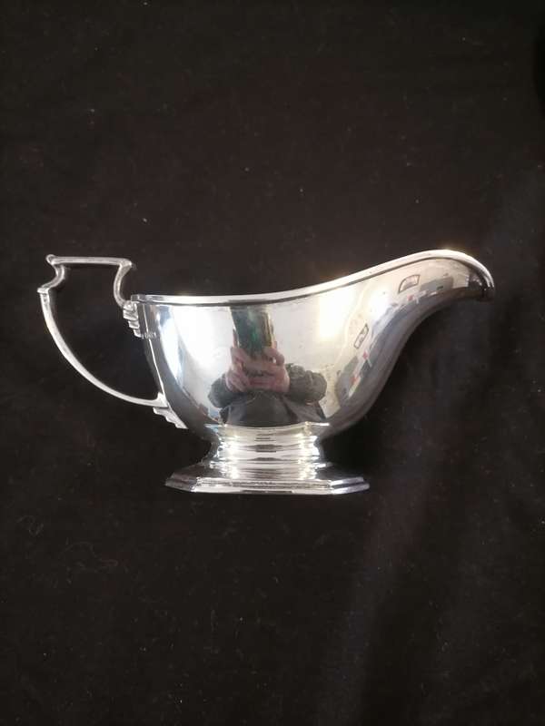 200g - Hallmarked Sterling Silver Gravy/Sauce Boat mappin & Webb shield field london