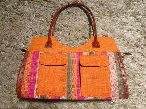 Colourfull handbag with 2 pockets infront