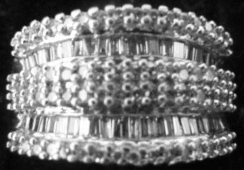 STUNNING LADIES 18 CARAT GOLD DIAMOND RING.