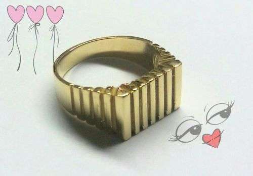 ** 9CT SOLID GOLD RING **