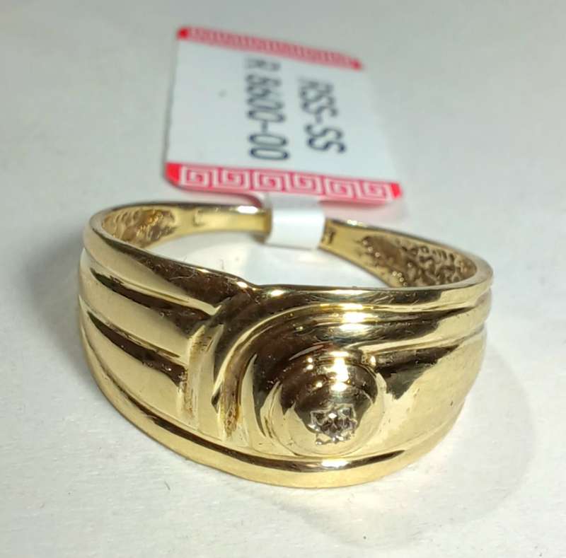 **** 9ct SOLID GOLD DIAMOND RING ****