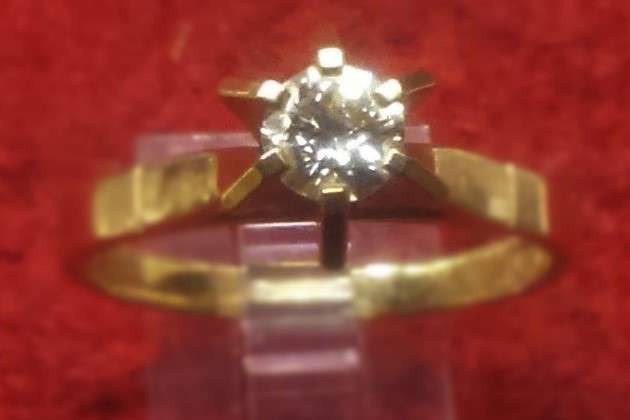 STUNNING .35CT NATURAL DIAMONDRING SET IN 18CT SOLID GOLD (R35000)