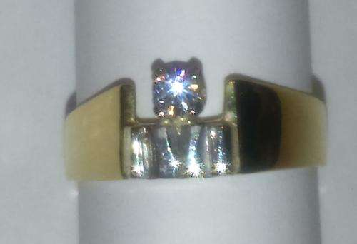 **SPARKLING DIAMOND RING SET IN 18CT GOLD**