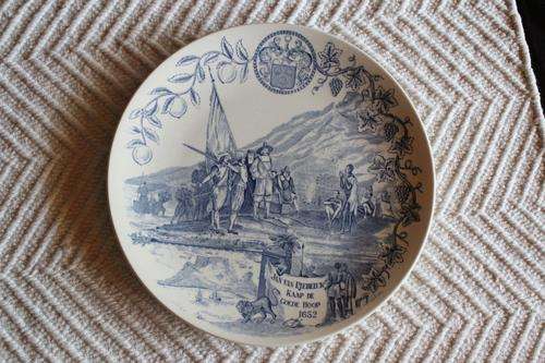 WEDGWOOD TERCENTENARY PLATE OF JAN VAN RIEBEECK'S LANDING IN CAPE