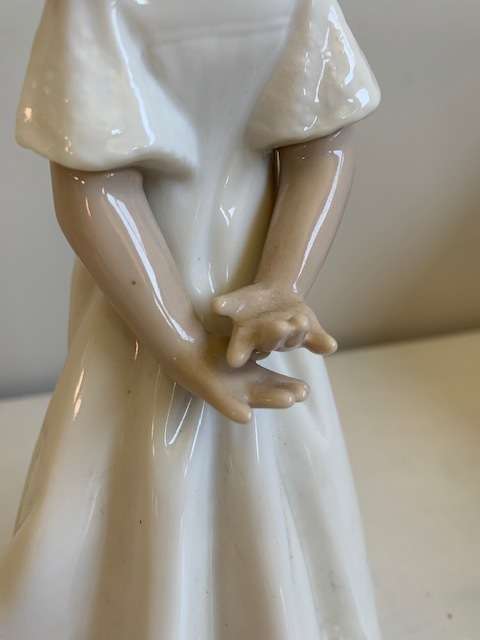 Beautiful Nao by Lladro figurine - So shy