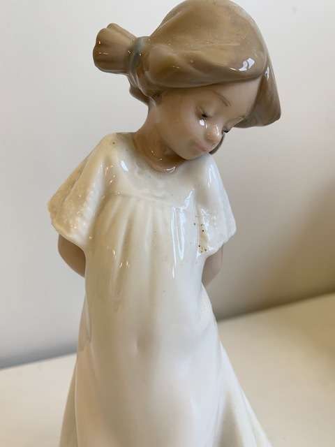 Beautiful Nao by Lladro figurine - So shy