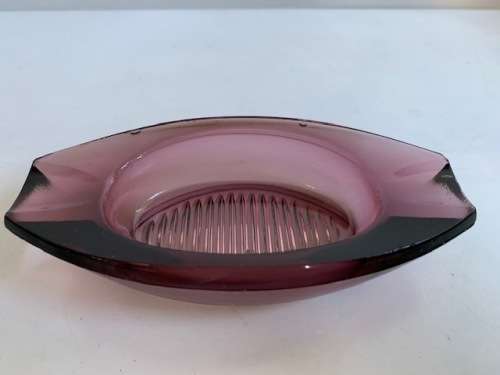 Very pretty and heavy bowl in purple glass with ridged detail