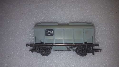 vintage grain wagon in good working condition.HO scale