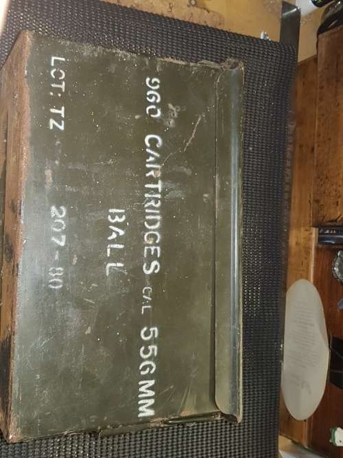 Vintage 556 metal ammo box in good condition. Ex SANDF