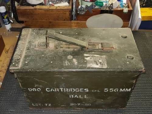Vintage 556 metal ammo box in good condition. Ex SANDF
