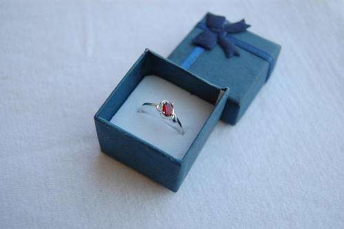 STUNNING RED CRYSTAL SILVER STAMPED RING SIZE 17MM