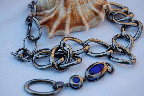 BIG GUN METAL CHAIN TOGGLE CLASP AND BRIGHT BLUE PENDANT
