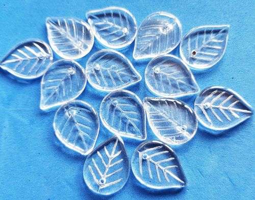 10pc Clear Leaf Glass beads  (Size +/- 17mm)