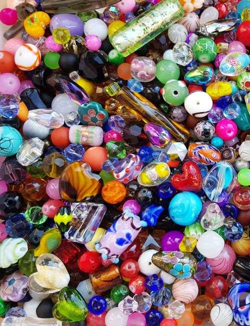 Crazy Wednesday** Massive 2.4 Kg **Mix Lot **  **5020 Piece**  Assorted Beads & Findings