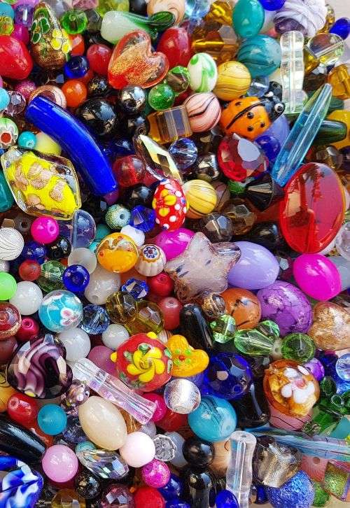 Crazy Wednesday** Massive 2.4 Kg **Mix Lot **  **5020 Piece**  Assorted Beads & Findings