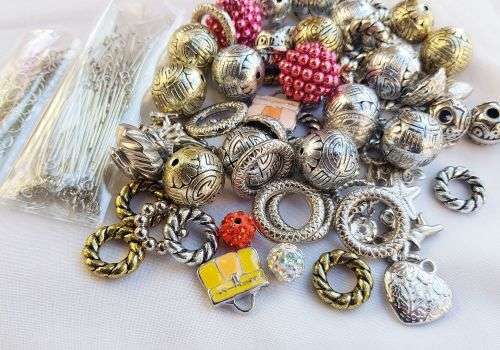 Crazy Wednesday** Massive 2.4 Kg **Mix Lot **  **5020 Piece**  Assorted Beads & Findings