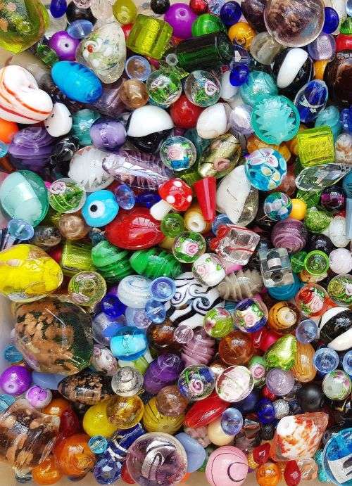 Weekend special** Massive**  2.5kg Assorted Beads - 5850 Piece